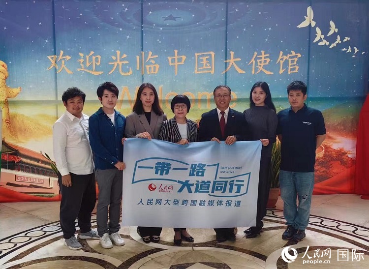 崔建春大使（右三）與人民網(wǎng)記者合影。