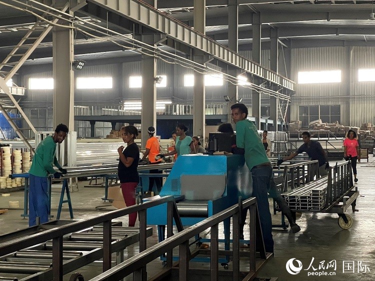 東方工業(yè)園華嘉鋁業(yè)生產(chǎn)車間。人民網(wǎng)記者 趙艷紅攝