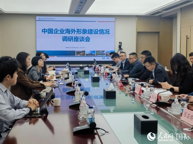 埃塞俄比亞中國商會企業(yè)代表與人民網(wǎng)記者座談。人民網(wǎng)記者 劉寧攝