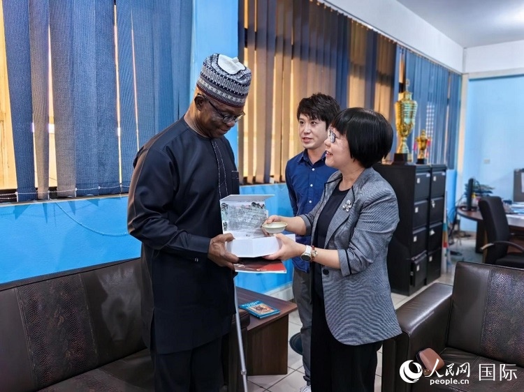 人民網(wǎng)監(jiān)事會主席唐維紅（右一）帶隊訪問尼日利亞通訊社，與該社總裁布克·龐勒（左一）交流。人民網(wǎng)記者 陳星星攝