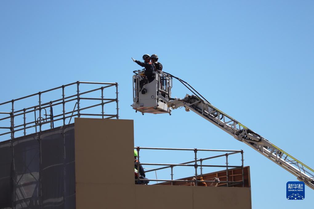 9月1日，在日本神奈川縣相模原市，消防員演練用消防云梯車救下被困高樓的民眾。9月1日是日本防災(zāi)日。當(dāng)天，日本中央政府及多個(gè)都縣市舉行了防災(zāi)演練，以提高大規(guī)模災(zāi)害發(fā)生時(shí)防災(zāi)機(jī)構(gòu)和市民迅速應(yīng)對的能力。新華社記者 楊光 攝