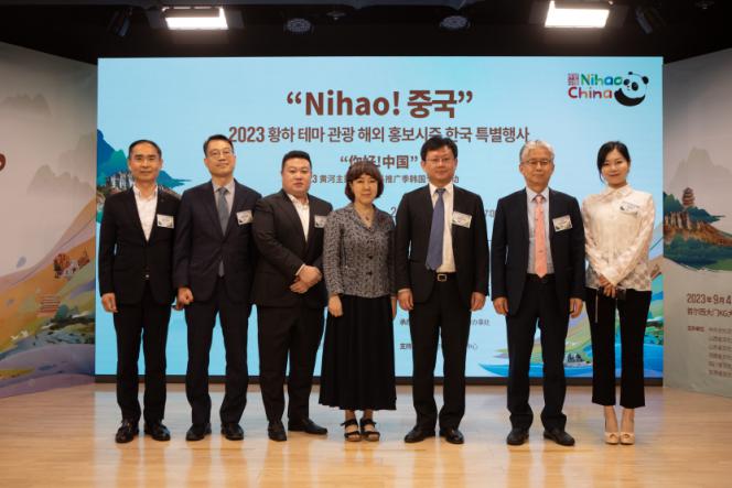 1.“你好！中國(guó)”2023黃河主題旅游海外推廣季韓國(guó)專場(chǎng)活動(dòng)5日在首爾舉行，圖為現(xiàn)場(chǎng)嘉賓合影。中國(guó)駐首爾旅游辦事處供圖