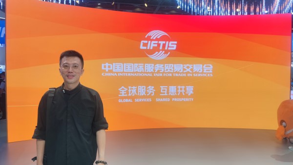 9月2日，梁家僖在國(guó)家會(huì)議中心拍照留念。受訪者供圖