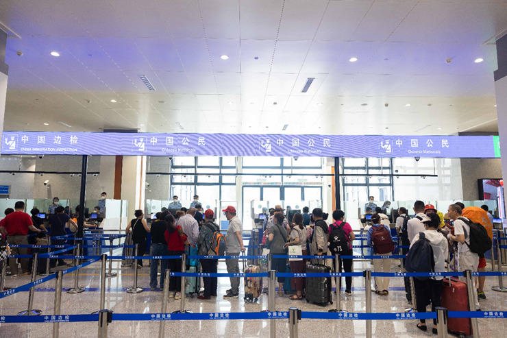 乘坐中老鐵路國(guó)際旅客列車的旅客在磨憨邊檢大廳排隊(duì)候檢。黃遠(yuǎn)飛 攝