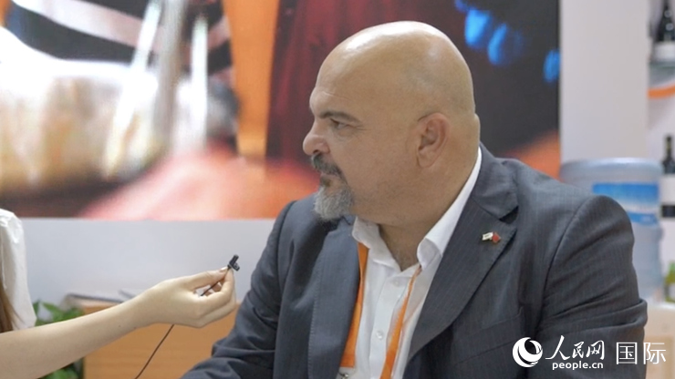 塞浦路斯首席經(jīng)濟(jì)商務(wù)參贊歐陽路接受記者采訪。人民網(wǎng) 王禹蘅攝