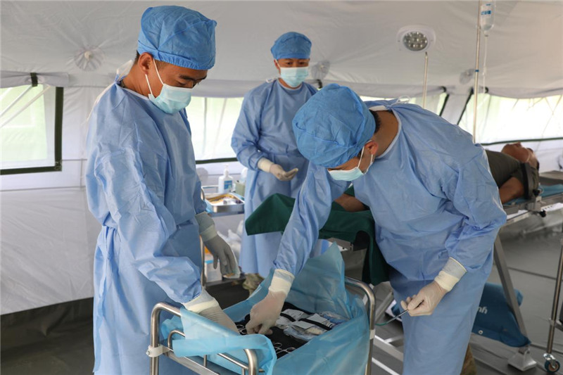 出征前，“純凈家園-2023”多國(guó)聯(lián)合掃雷行動(dòng)中方任務(wù)分隊(duì)醫(yī)療組官兵正在進(jìn)行專(zhuān)業(yè)訓(xùn)練。趙文環(huán)攝