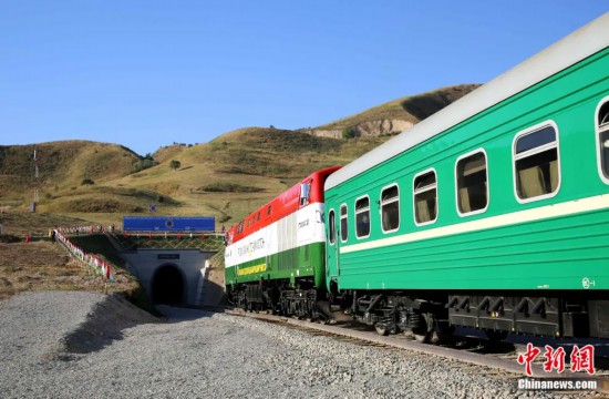 2016年8月24日，塔吉克斯坦“瓦赫達特-亞灣”鐵路通車。這是絲綢之路經(jīng)濟帶框架下首個開工并建成的鐵路項目，具標志性意義。圖為火車進入由中鐵十九局集團有限公司承建的隧道。文龍杰 攝