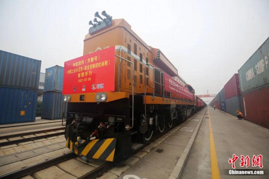 2021年7月5日，中國—上海合作組織地方經(jīng)貿(mào)合作示范區(qū)（簡稱“上合示范區(qū)”）前往塔吉克斯坦首都杜尚別的首班中歐班列（齊魯號）“上合快線”發(fā)出，從上合示范區(qū)青島多式聯(lián)運中心啟程，為中國及日本、韓國等周邊國家和地區(qū)與塔吉克斯坦經(jīng)貿(mào)往來提供了全新的物流解決方案。胡耀杰 攝