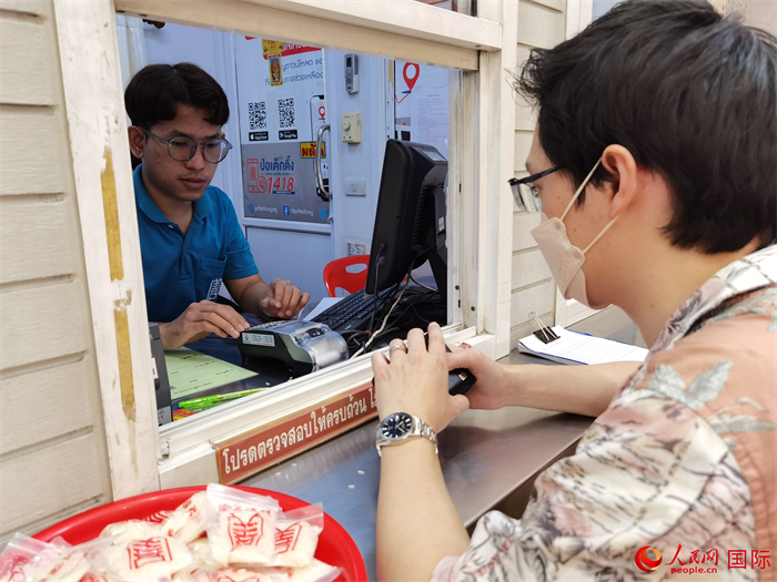 市民在活動(dòng)現(xiàn)場捐贈(zèng)善款。人民網(wǎng)記者 白元琪攝