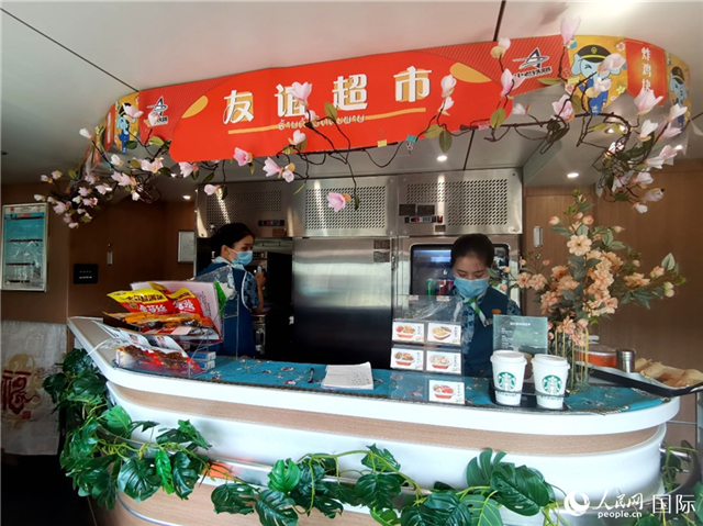 中老鐵路國際旅客列車?yán)锏摹坝颜x超市”。人民網(wǎng) 杜明明攝