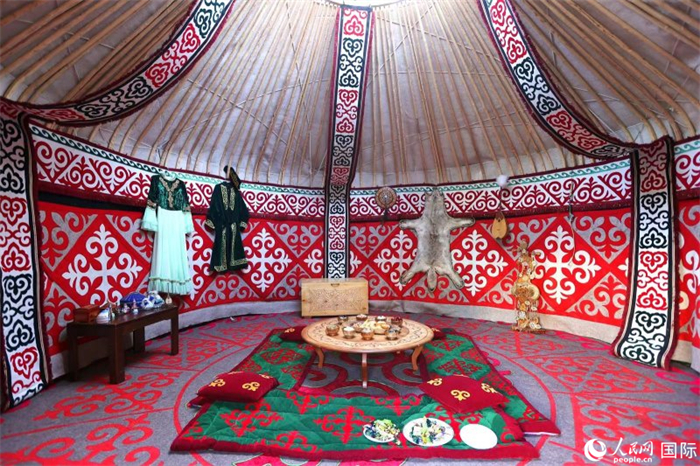 活動(dòng)現(xiàn)場展示了哈薩克斯坦的氈房。人民網(wǎng)記者 楊倩攝