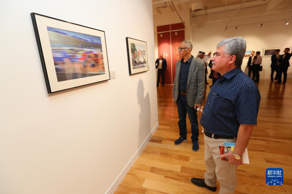 9月18日，人們在卡塔爾多哈參觀“你好，北京”攝影展。新華社記者隋先凱攝