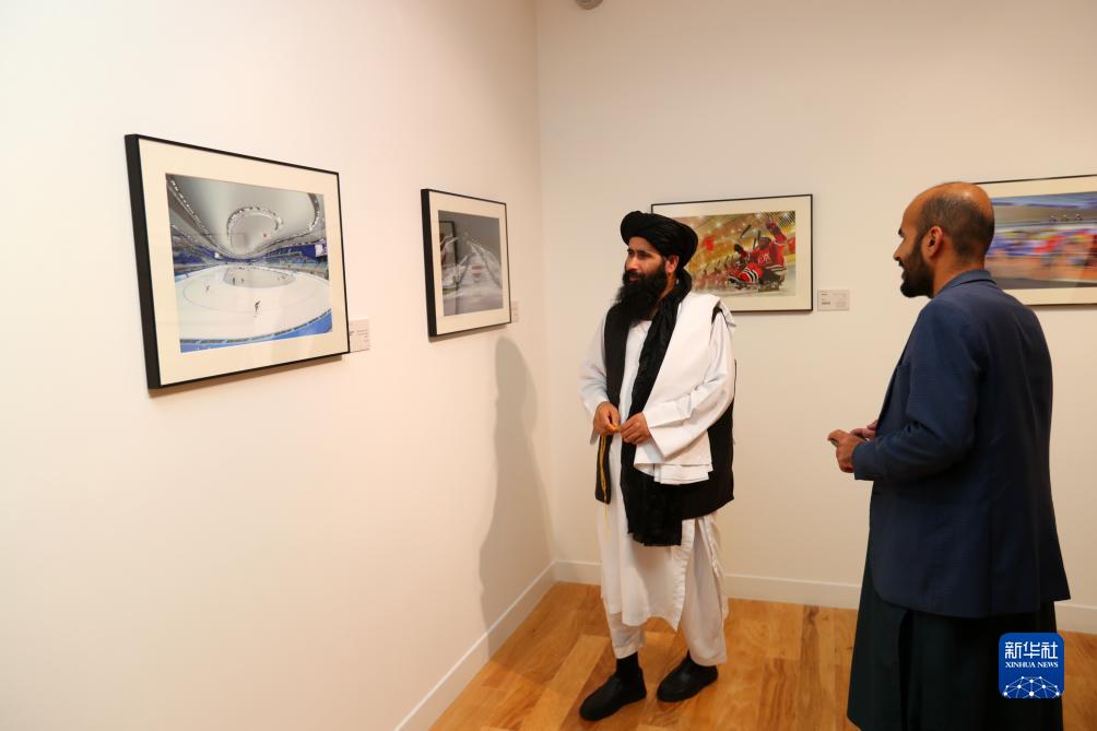 9月18日，人們在卡塔爾多哈參觀“你好，北京”攝影展。新華社記者隋先凱攝