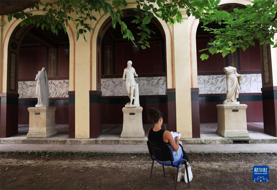 9月17日，在法國巴黎國立高等美術(shù)學(xué)院舉行的歐洲遺產(chǎn)日活動上，參觀者參與繪畫創(chuàng)作和體驗(yàn)。新華社記者 高靜 攝