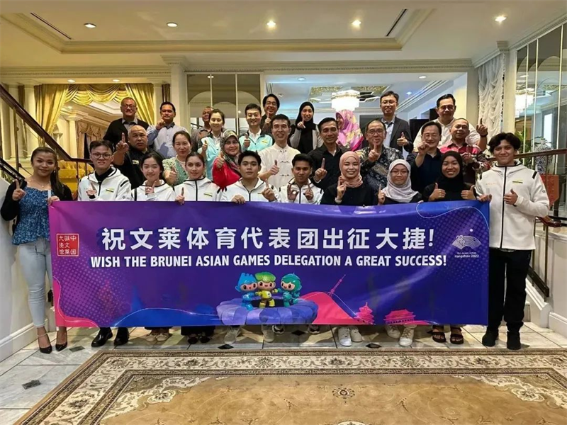 肖建國大使同參加歡送儀式的文方嘉賓、代表團(tuán)成員等合影留念。圖片由使館提供