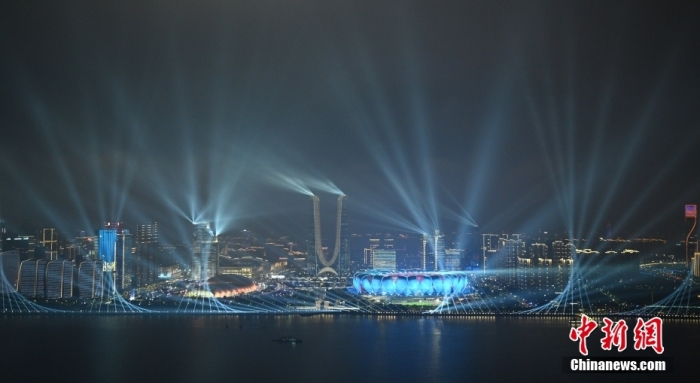 9月23日，杭州第19屆亞運會開幕式在浙江杭州奧體中心體育場舉行。圖為璀璨燈光秀點亮錢塘江夜空。<a target='_blank' href='/'><p  align=