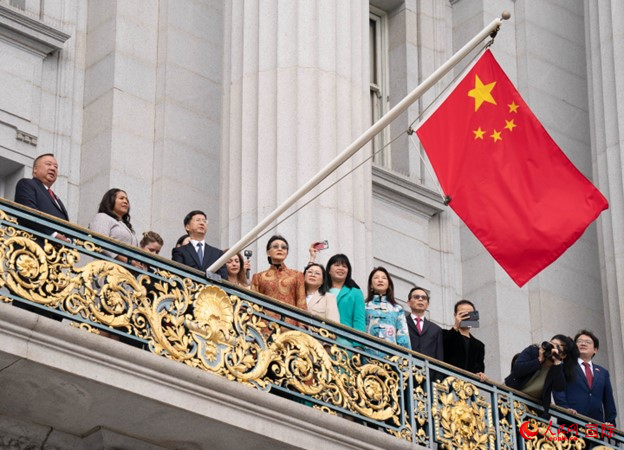 當(dāng)?shù)貢r間9月29日，中國駐舊金山總領(lǐng)事張建敏與舊金山市長倫敦·布理德一起在舊金山市政廳陽臺升起中國國旗，慶祝中華人民共和國成立74周年。人民網(wǎng)記者 鄧圩攝