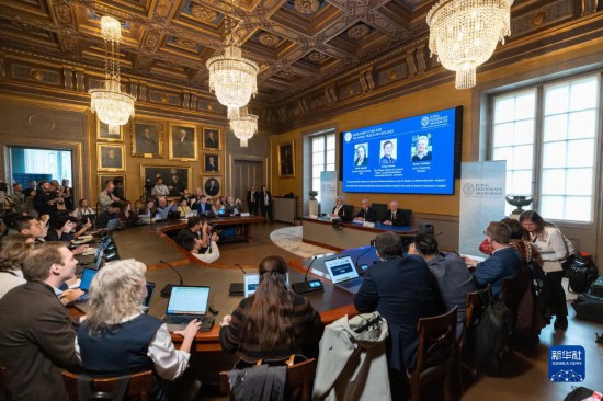 這是10月3日在瑞典斯德哥爾摩拍攝的2023年諾貝爾物理學(xué)獎(jiǎng)公布現(xiàn)場。新華社發(fā)（魏學(xué)超攝）