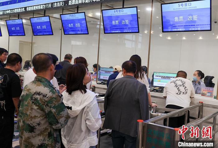 9月21日，旅客在北京站售票大廳內(nèi)購買火車票。當(dāng)日，鐵路部門開始發(fā)售10月5日火車票。國鐵集團發(fā)布數(shù)據(jù)顯示，9月13日至20日已發(fā)售火車票1.5億張。鐵路部門將在9月27日至10月1日、10月4日至7日增開200列夜間高鐵，車票已陸續(xù)開始發(fā)售，盡最大努力滿足旅客出行需求。 <a target='_blank' href='/'><p  align=