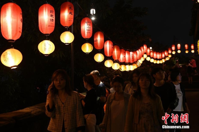 圖為游客夜游山城巷感受山城獨特魅力。<a target='_blank' href='/' ><p  align=