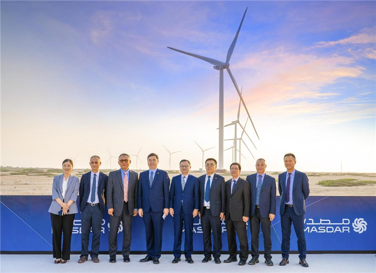 中方建設(shè)者在風(fēng)電場合影。中國電建供圖