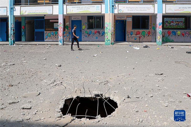 這是10月8日在加沙城一所學校拍攝的以色列空襲對地面造成的破壞。新華社發(fā)（里澤克·阿卜杜勒賈瓦德攝）