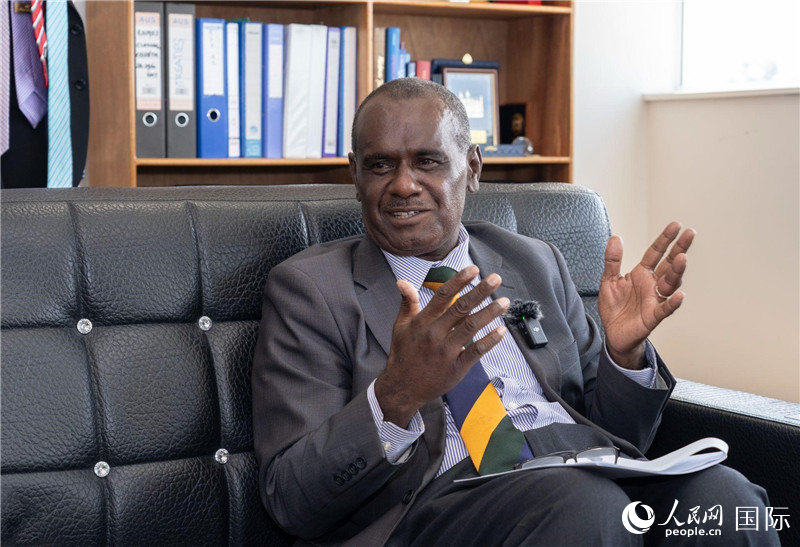 2023年9月13日，所羅門(mén)群島外交部長(zhǎng)杰里邁亞·馬內(nèi)萊在首都霍尼亞拉接受人民網(wǎng)記者專訪。人民網(wǎng) 賀吉攝