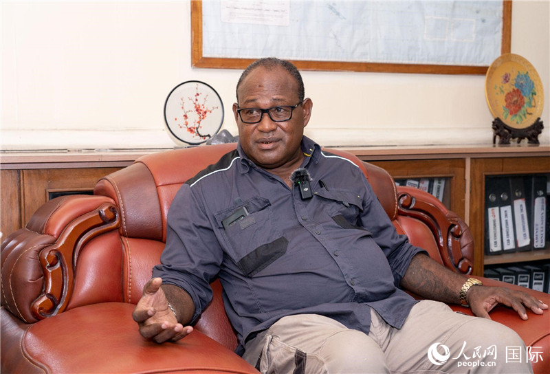 2023年9月13日，所羅門(mén)群島副總理兼基礎(chǔ)設(shè)施和發(fā)展部長(zhǎng)梅納西·梅蘭加在首都霍尼亞拉接受人民網(wǎng)記者專訪。人民網(wǎng) 賀吉攝