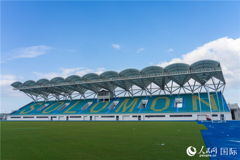 2023年9月12日，位于所羅門(mén)群島首都霍尼亞拉的由中土公司承建的中國(guó)援所羅門(mén)群島2023年太平洋運(yùn)動(dòng)會(huì)體育場(chǎng)館。人民網(wǎng) 賀吉攝