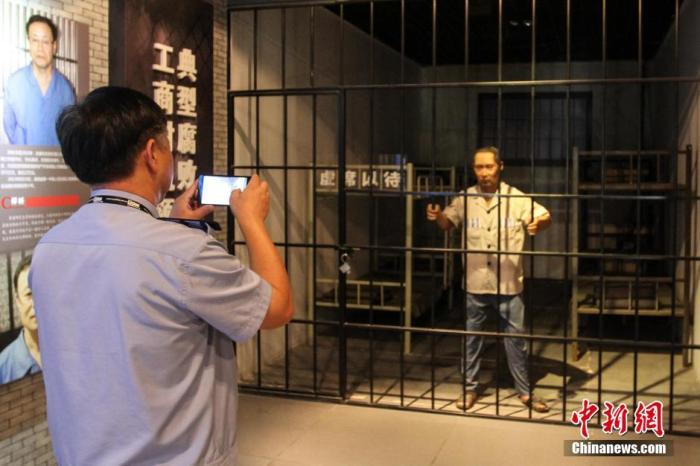 資料圖：2015年10月，海南省公安廳組織黨員干部前往反腐倡廉警示教育基地參觀受教。洪堅(jiān)鵬 攝