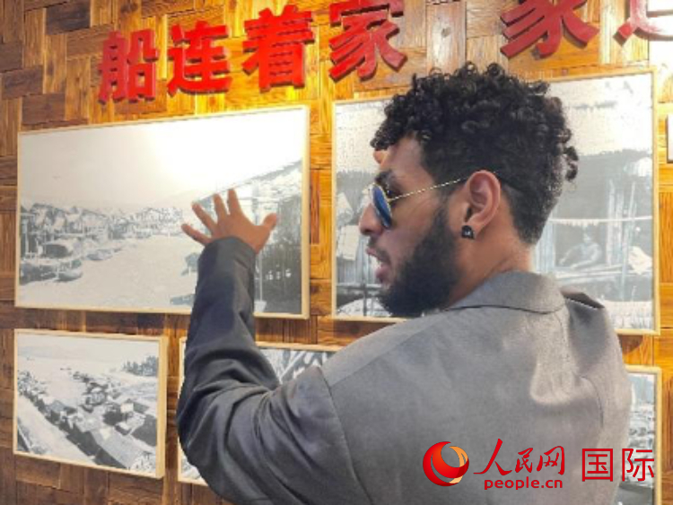 巴布亞新幾內(nèi)亞乒乓球國家隊隊員羅伊在福建省寧德市下歧村參觀。人民網(wǎng)記者 張榮攝