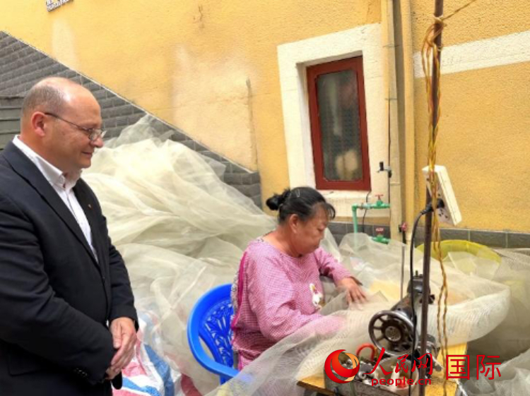 馬耳他瑪格麗特中學(xué)“中國角”教師馬丁·阿佐帕迪在福建省寧德市下歧村參觀。人民網(wǎng)記者 周雨攝