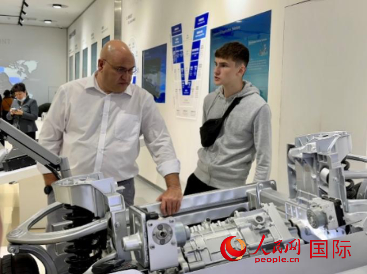 馬耳他瑪格麗特中學(xué)“中國角”的學(xué)生父親誒特伯特·斯肯布里參觀福建省寧德市寧德時代新能源科技股份有限公司。 人民網(wǎng)記者 周雨攝