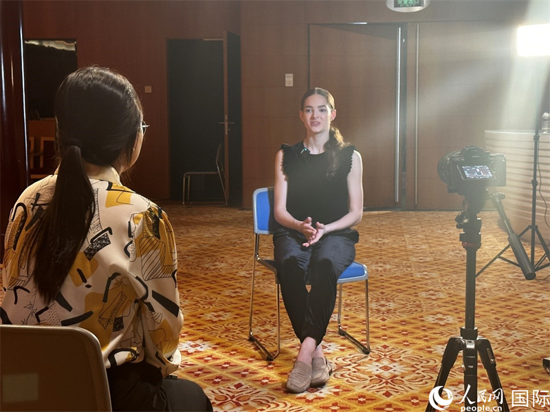 莫斯科大劇院芭蕾舞團(tuán)首席舞者埃莉奧諾拉·塞弗納德接受人民網(wǎng)記者專訪。人民網(wǎng)記者 申佳平攝