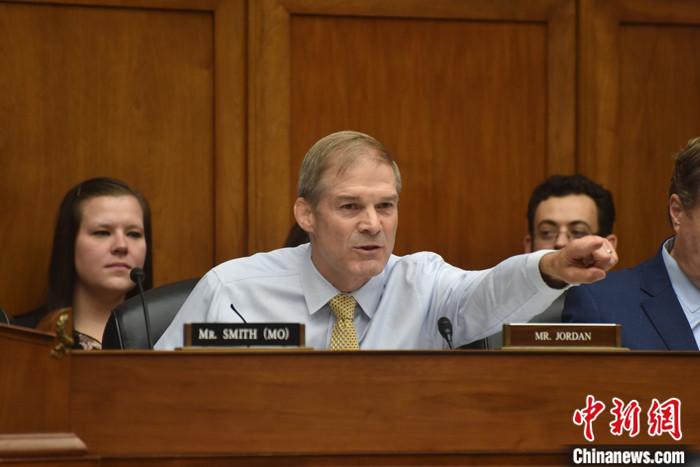 當(dāng)?shù)貢r(shí)間10月13日，美國(guó)國(guó)會(huì)眾議院共和黨人就議長(zhǎng)候選人再次進(jìn)行黨內(nèi)投票，眾議院司法委員會(huì)主席吉姆·喬丹獲得黨內(nèi)提名。圖為喬丹今年9月在眾議院監(jiān)督和問(wèn)責(zé)委員會(huì)聽(tīng)證會(huì)上發(fā)言。 <a target='_blank' href='/'><p  align=