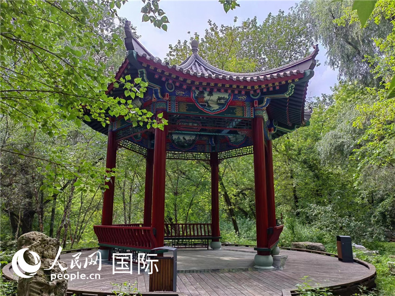 莫斯科中國貿(mào)易中心的中式園林“華銘園”一角。人民網(wǎng)記者 申亞欣攝