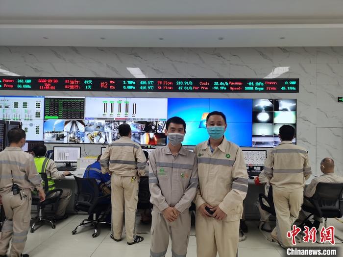 圖為張歡國(右)和青山項(xiàng)目中方負(fù)責(zé)人的控制室合影。 受訪者供圖