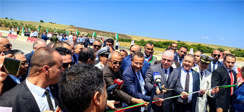 2023年8月12日，阿爾及利亞總理阿卜杜拉赫曼（前右四）參加阿爾及利亞東西高速公路東標段主線84公里段通車儀式。中信建設供圖