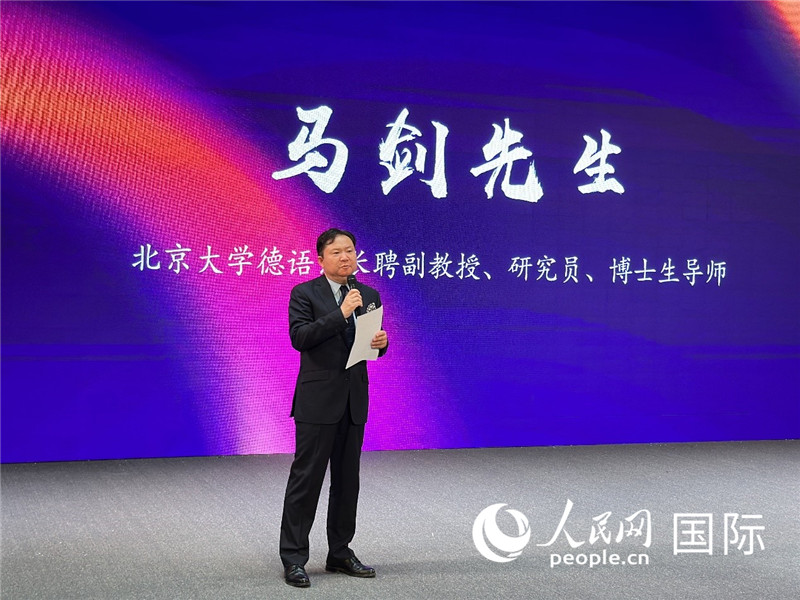 北京大學(xué)德語(yǔ)系長(zhǎng)聘副教授馬劍點(diǎn)評(píng)學(xué)生表現(xiàn)。（攝影：張麗鷗）