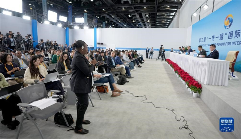 10月16日，第三屆“一帶一路”國(guó)際合作高峰論壇新聞中心在北京國(guó)家會(huì)議中心舉行首場(chǎng)吹風(fēng)會(huì)，邀請(qǐng)自然資源部國(guó)際合作司和相關(guān)單位負(fù)責(zé)人介紹有關(guān)情況，并回答記者提問。新華社記者 王毓國(guó)攝