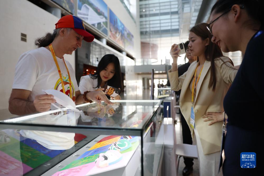 10月16日，參會記者在“一帶一路”國際合作高峰論壇新聞中心參觀展示的中國非物質(zhì)文化遺產(chǎn)展品。新華社記者 陳斌 攝