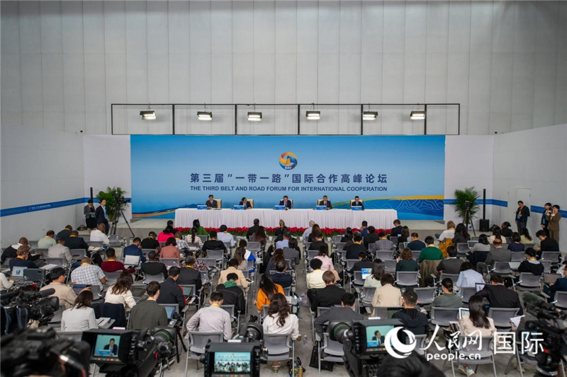 10月16日，第三屆“一帶一路”國際合作高峰論壇新聞中心在北京國家會議中心舉行首場吹風會，邀請自然資源部國際合作司和相關單位負責人介紹有關情況，并回答記者提問。人民網(wǎng)記者 翁奇羽攝