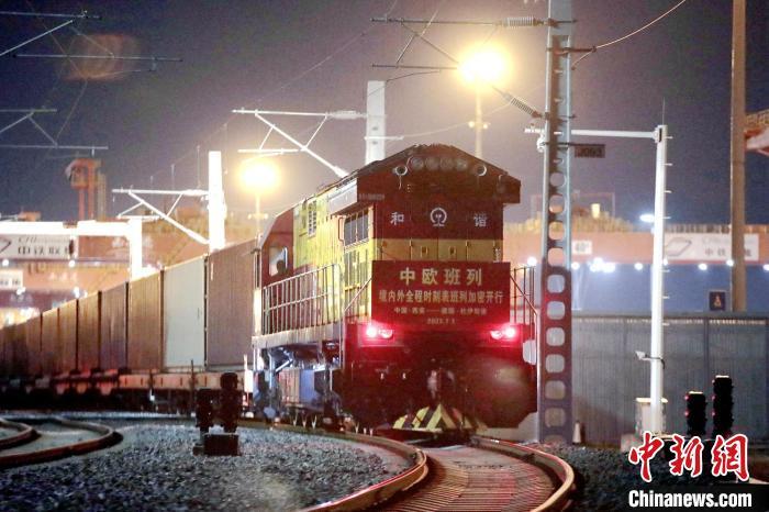 圖為中歐班列整裝待發(fā)。　鐘翰林 攝