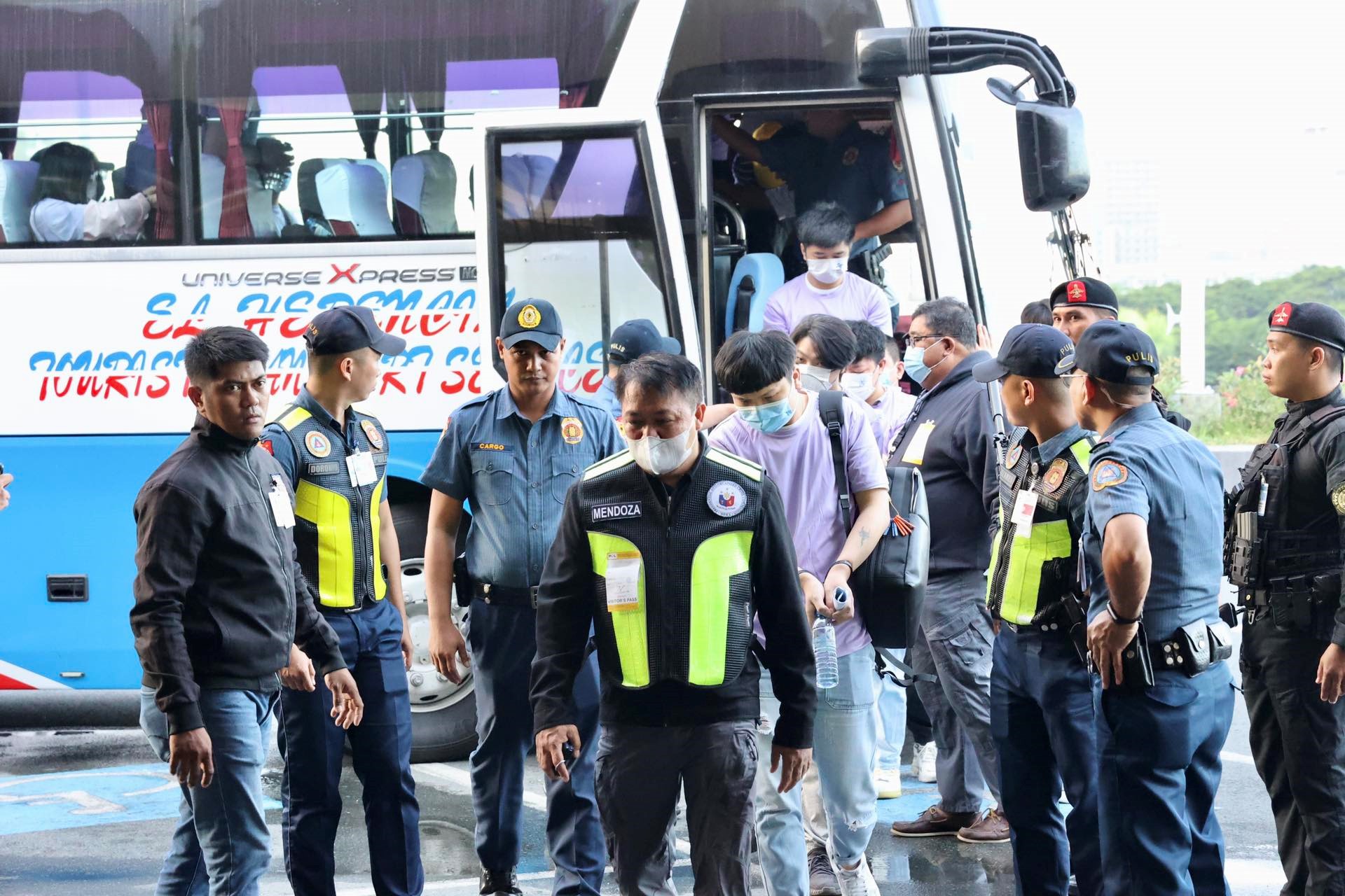 中菲兩國(guó)執(zhí)法部門合作遣返在菲從事離岸博彩的中國(guó)公民。中國(guó)駐菲律賓使館供圖