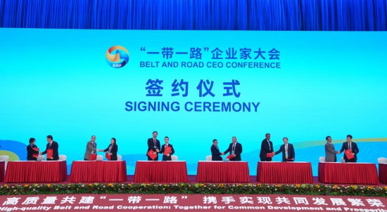 　　這是10月17日拍攝的簽約儀式現(xiàn)場。當(dāng)日，“一帶一路”企業(yè)家大會在北京召開。（新華社記者王毓國攝）