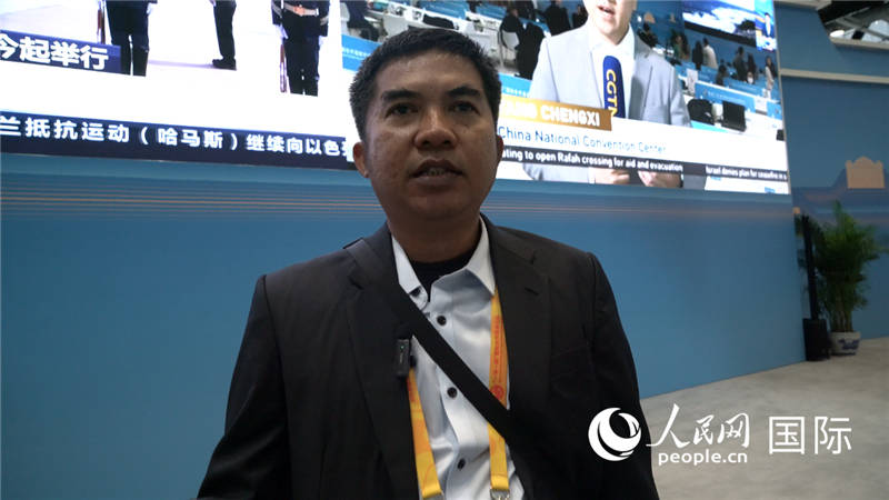 印尼《辛加朗綜合日?qǐng)?bào)》記者班邦·蘇利斯提奧（Bambang Sulistio）與記者交談。人民網(wǎng) 楊春燕攝