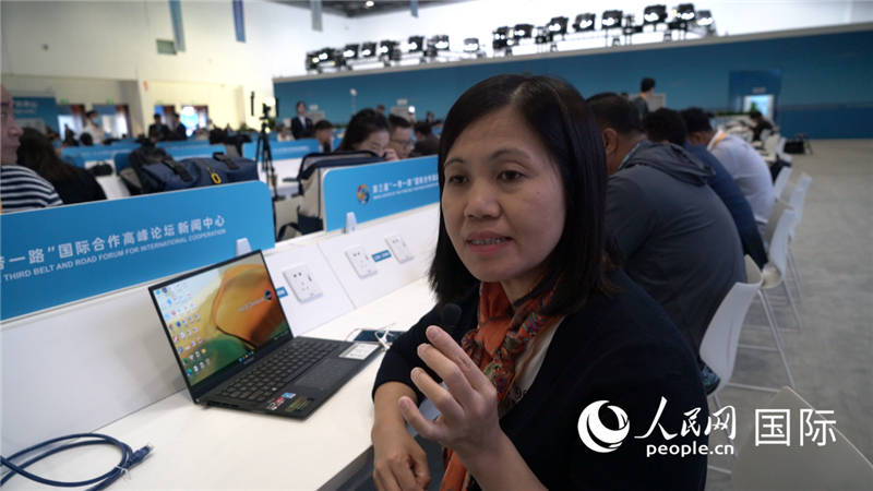 越南之聲廣播電臺(tái)記者胡鴻行（音譯，H? H?ng H?nh）與記者交談。人民網(wǎng) 楊春燕攝