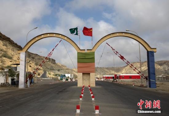 5月5日，瓜達(dá)爾港出入口的拱門。瓜達(dá)爾港是阿拉伯海沿岸的一座天然不凍良港，也是中巴經(jīng)濟(jì)走廊的南端起點(diǎn)。中國公司自2013年開始取得瓜達(dá)爾港的運(yùn)營權(quán)，目前各項(xiàng)工作逐步展開。盡管自然條件差、物資匱乏，但瓜達(dá)爾卻有著重要的地理位置。瓜達(dá)爾是巴基斯坦通往波斯灣和阿拉伯海的大門，距離霍爾木茲海峽僅400公里。作為一帶一路有益補(bǔ)充的中巴經(jīng)濟(jì)走廊經(jīng)濟(jì)構(gòu)架的確立，使位于巴基斯坦最南端的瓜達(dá)爾港成為中巴經(jīng)濟(jì)走廊的一個(gè)重要出?？?。<a target='_blank' href='/'><p  align=
