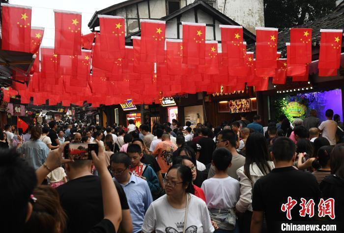 圖為重慶千年古鎮(zhèn)磁器口游人如織。<a target='_blank' href='/' ><p  align=