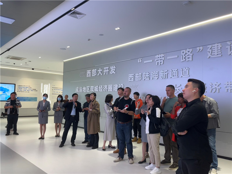 （成都國(guó)際鐵路港展廳，中外記者邊聽邊記，了解成都國(guó)際鐵路港運(yùn)行情況 趙橙涔攝